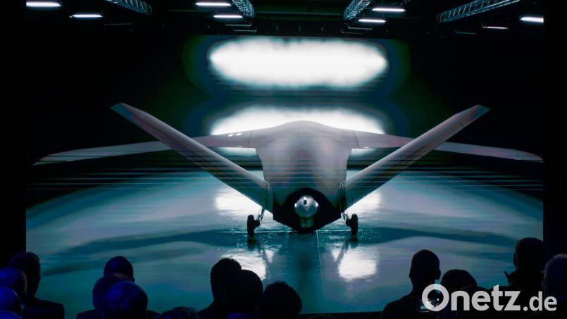 Der Drohnenhersteller Helsing will sich vergrößern und bereitet den Bau eines neuen Werks vor. Unter anderem will das Unternehmen innerhalb von vier Jahren ein KI-gesteuertes unbemanntes Kampfflugzeug entwickeln. (Archiv) Bild: Peter Kneffel/dpa