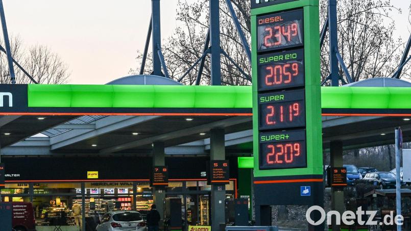 Der Bundestag stimmt am Donnerstag über ein Spritpaket ab. Bild: Jens Kalaene/dpa