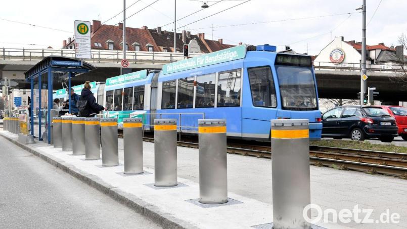 Poller sollen künftig verhindern, dass Autos bei Unfällen in die Haltestelle fahren. (Handout) Bild: SWM/MVG/dpa