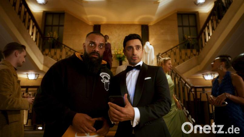 Riz Ahmed (r) will als Shah Latif der nächste James Bond werden. Guz Khan (l) spielt seinen Cousin Zulfi, der einen Taxiservice gründen will. Bild: -/Prime Video/dpa