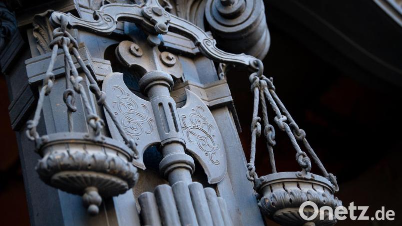 Prozessbegleitung soll es für alle Opfer schwerer Straftaten geben. (Symbolbild) Bild: Fabian Sommer/dpa