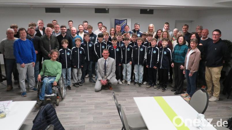 Zahlreiche Sportlerinnen und Sportler zeichnete Bürgermeister Ernst Schicketanz im Namen der Gemeinde aus. Bild: adj