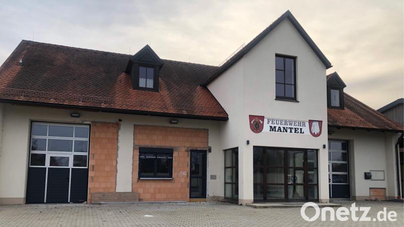 Da der Neubau des Feuerwehrhauses aus Holz besteht, wird die Vorderfront des Bestandsbaus ebenfalls mit Holz verkleidet. Bild: sei