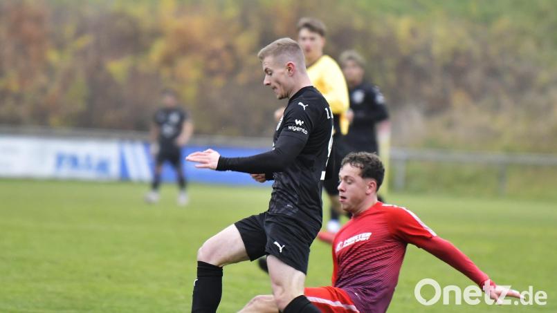 Bastian Härtl (links) legt den Vorwärtsgang ein: Sein 1. FC Rieden trifft im Top-Duell der Kreisliga Süd auf den TuS Rosenberg. Bild: Hubert Ziegler
