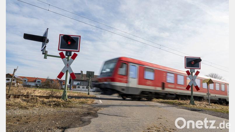 Zwangspause für die Züge der Südostbayernbahn: In den Osterferien müssen die Menschen auf der Strecke zwischen Mühldorf und München auf Ersatzbusse umsteigen. (Symbolbild) Bild: Peter Kneffel/dpa