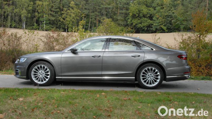 In Latsch wurde ein Audi auf einem Parkplatz beschädigt, der Verursacher flüchtete. Die Polizei sucht Zeugen. Symbolbild: Michael Ascherl