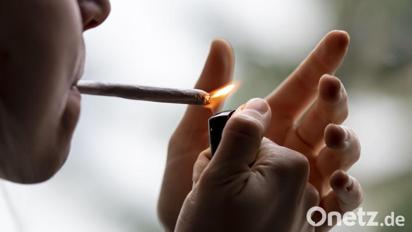 Eine Person zündet sich einen Joint an. Nach der Cannabis-Legalisierung verzeichnet die Fachambulanz für Suchtberatung weniger Klienten. Das hat mit der Straffreiheit zu tun. Bild: Fabian Sommer/dpa