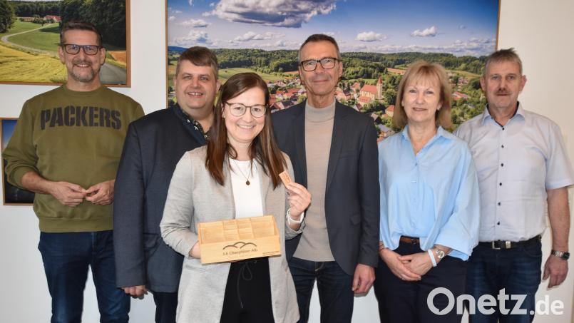 Die Bürgermeister der ILE-Lenkungsgruppe Oberpfälzer Alb (von links): Roman Berr (Etzelwang), Dieter Dehling (Illschwang), Peter Achatzi (Neukirchen), Brigitte Bachmann- Mühlinghaus (Birgland) und Rainer Pickel (Weigendorf) stellen im Rathaus in Illschwang die ILE-Umsetzungsbegleitung Veronika Schmalzl vor. Bild: Norbert Weis