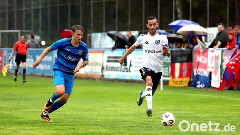 Andreas Koppmann ist schneller als sein Bad Kötztinger Gegenspieler. Das Hinrundenspiel in Etzenricht endete 1:1. Bild: war