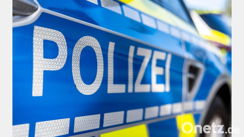 Polizeieinsatz nach einem mutmaßlichen Messerangriff in einer Asylbewerberunterkunft im Erdinger Ortsteil Aufhausen. (Symbolbild) Bild: David Inderlied/dpa