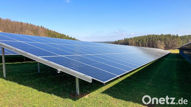 So sieht es bei der PV-Freiflächenanlage bei Kürmreuth (Gemeinde Königstein) aus. Die Anlage ist die jüngste von mittlerweile fast 100 im Landkreis Amberg-Sulzbach. Bild: Michael Bartels/Bayernwerk