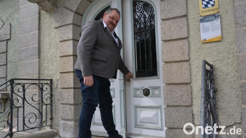 Bärnaus neuer Bürgermeister Michael Schedl auf dem Weg ins Rathaus, seine künftige Wirkungsstätte. Bild: Thorsten Schreiber