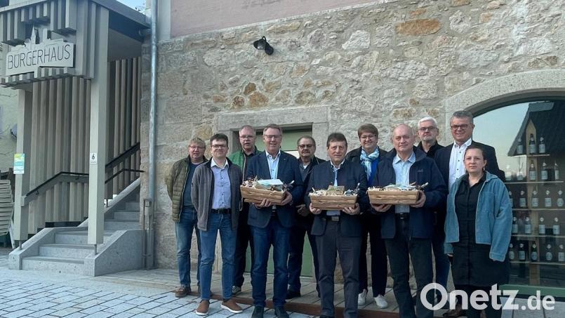 Die ILE Schwarzach-Regen verabschiedete die drei scheidenden Bürgermeister Herbert Bauer, Bürgermeister des Marktes Stamsried, Franz Haberl, Bürgermeister der Gemeinde Pemfling, und Walter Schauer, Bürgermeister der Gemeinde Thanstein (vorne mit Präsenten, von links). Bild: ILE Schwarzach-Regen