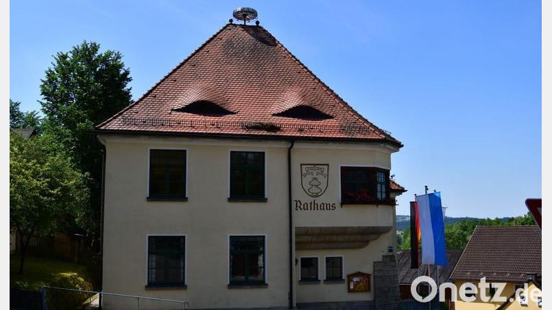 Im Rathaus war bei der Sitzung des Gemeinderats Pullenreuth viel los. Die Räte waren sich nicht in allen Punkten einig. Bild: exa