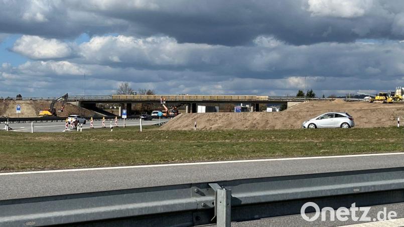 Derzeit wird alles für den Abriss der Brücke über die A 93 vorbereitet. Sie muss für einen Neubau Platz machen. Bild: ihl