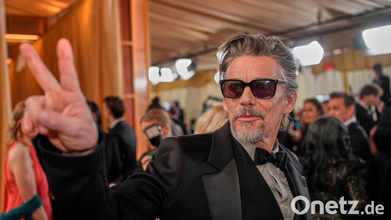 Ethan Hawke kommt zur Oscar-Verleihung im Dolby Theatre in Los Angeles. (Archivbild) Bild: John Locher/Invision/AP/dpa