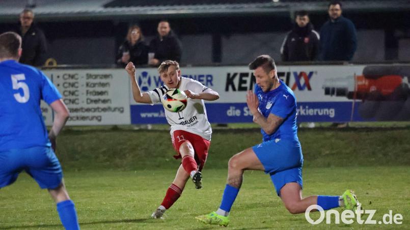 Bendikt Meckl beim Torschuss: Der SC Luhe-Wildenau will nach dem 6:2-Pokalerfolg über den SV SAD-Ettmannsdorf in der Meisterschaft nachlegen. Es geht gegen den FC Kosova. Bild: Dieter Jäschke