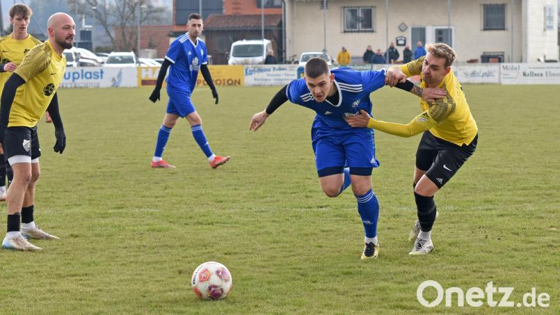 Mit dem 3:2-Sieg gegen den FC Marktleuthen hat der SV Poppenreuth (blaue Trikots) die Tabellenführung in der Kreisliga 2 erobert. Am Samstag tritt der SVP beim SV Mitterteich II an. Bild: Gebert
