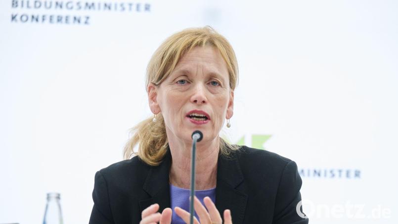 Noch vor der Sommerpause sollen Experten nun Empfehlungen für die Social-Media-Nutzung von Kindern und Jugendlichen vorlegen, kündigt Ministerin Prien an. Bild: Annette Riedl/dpa