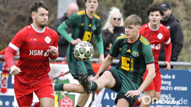 Simon Pirner (rechts) von der DJK Ammerthal hat in dieser Szene den Ball fest im Griff. In Schwabach hofft die DJK auf mehr Punkte als zuletzt beim 1:1 gegen Feucht. Archivbild: Hubert Ziegler