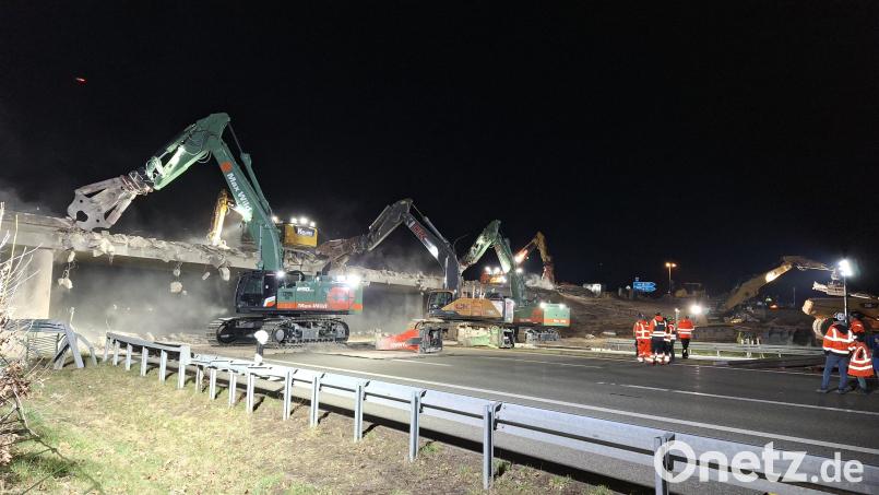 Sechs Bagger gleichzeitig haben die Brücke über die A 93 bei Nabburg in der Nacht zum Sonntag bearbeitet. Die Mittelpfeiler erwiesen sich robuster als erwartet, die Sperrung der Autobahn dauerte deshalb etwas länger. Bild: bl