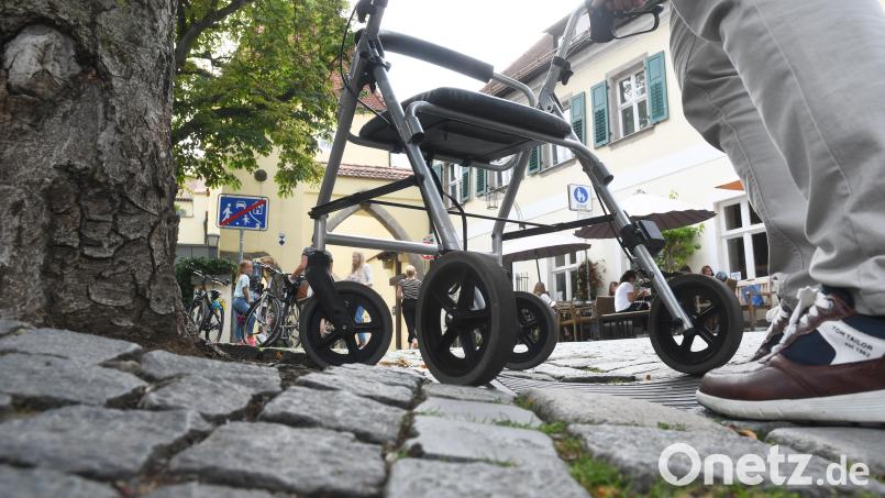 Ein 90-jähriger Mann, der mit seinem Rollator unterwegs war, wurde in Weiden von einem rückwärtsfahrenden Lastwagen angefahren. Die Polizei sucht Zeugen. Symbolbild: Gabi Schönberger