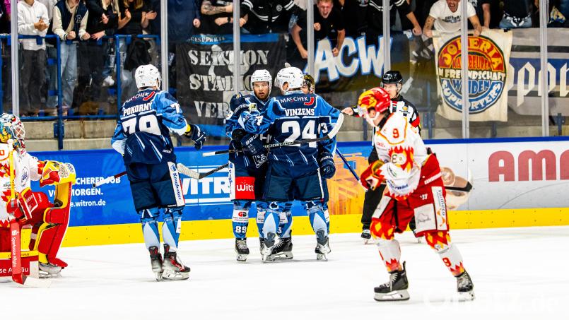 Torjubel gegen den ESV Kaufbeuren: Wie beim Saisonauftakt im September 2025 beschließen die Blue Devils Weiden diese Spielzeit auch gegen die Allgäuer - auf höchst dramatische Weise. Archivbild: Elke Englmaier