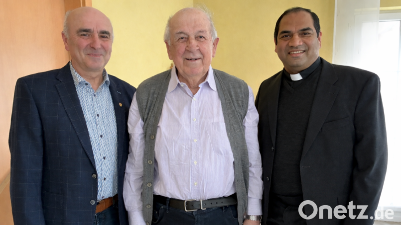 Klaus Siegert, Zweiter Bürgermeister der Gemeinde Freihung, und Pfarrer Benny von der Pfarreiengemeinschaft Freihung-Großschönbrunn, gratulieren Josef Schmid zu seinem 90.
Geburtstag. Bild: Steffi Roth