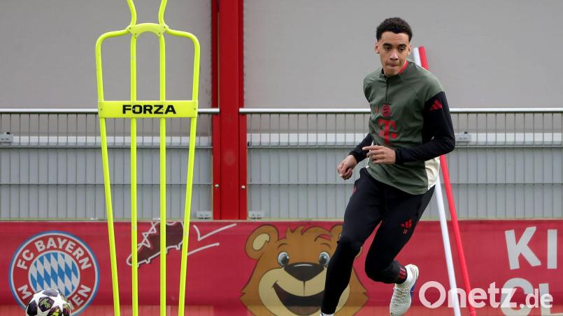 Jamal Musiala arbeitet nach Problemen am operierten linken Bein wieder auf dem Rasen. (Archivbild) Bild: Philippe Ruiz/dpa