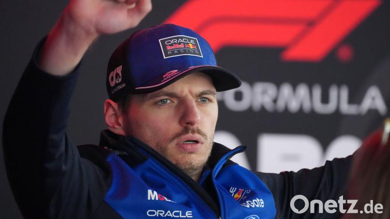 Max Verstappen hegt einen Groll auf einen Reporter. Bild: Eugene Hoshiko/AP/dpa