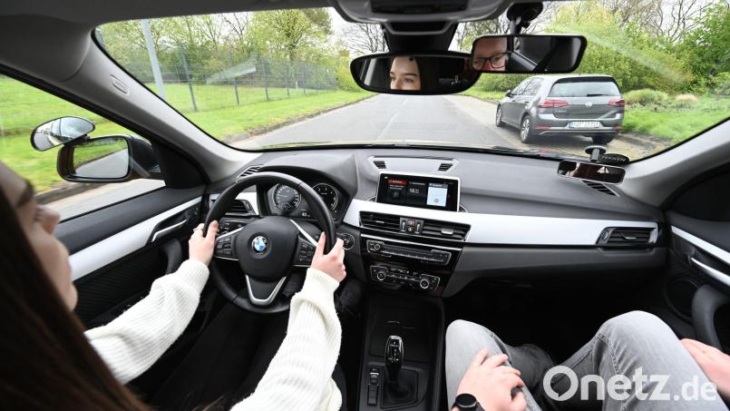 Seit 2011 gibt es im begleiteten Fahren den Führerschein mit 17. Ähnlich könnte das nun auch nach sechs Fahrstunden und erfolgreicher Theorieprüfung funktionieren. Die Laienausbildung wäre dann ein Element auf dem Weg zum Führerschein. Symbolbild:  Lars Penning/dpa