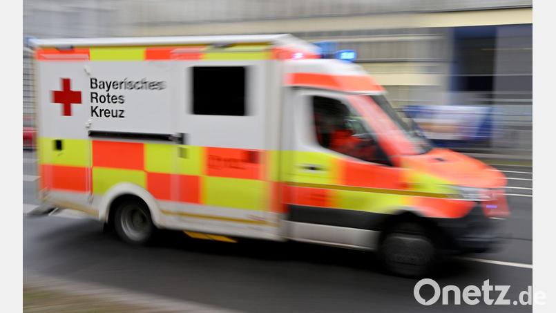 Nach der Notbremsung eines Kleinbusses nahe Münchberg musste eine 65-Jährige schwer verletzt ins Krankenhaus gebracht werden. (Symbolbild) Bild: Peter Kneffel/dpa