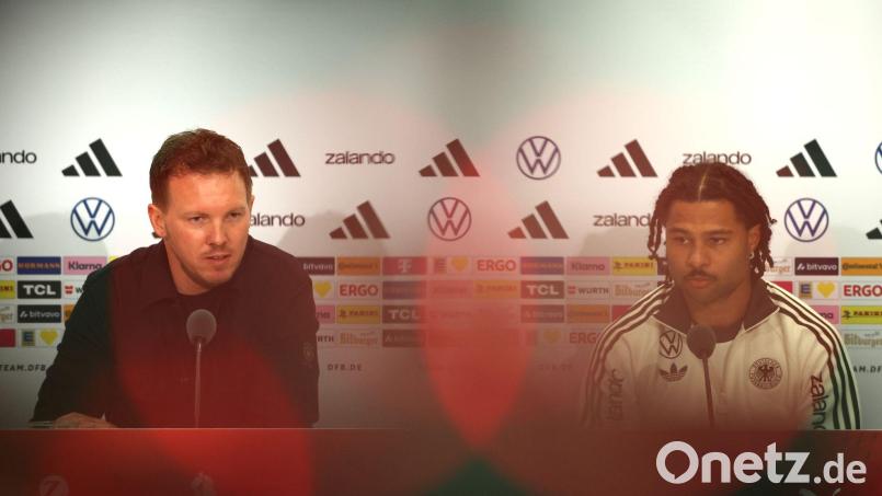 Julian Nagelsmann (l) und Serge Gnabry sprechen bei der DFB-Pressekonferenz. Bild: Christian Charisius/dpa