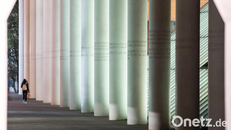 In Nürnberg veranstalteten die Nationalsozialisten einst ihre Reichsparteitage. Heute setzt sich die Stadt für Demokratie, Meinungsfreiheit und die Menschenwürde ein. (Archivbild) Bild: Daniel Karmann/dpa