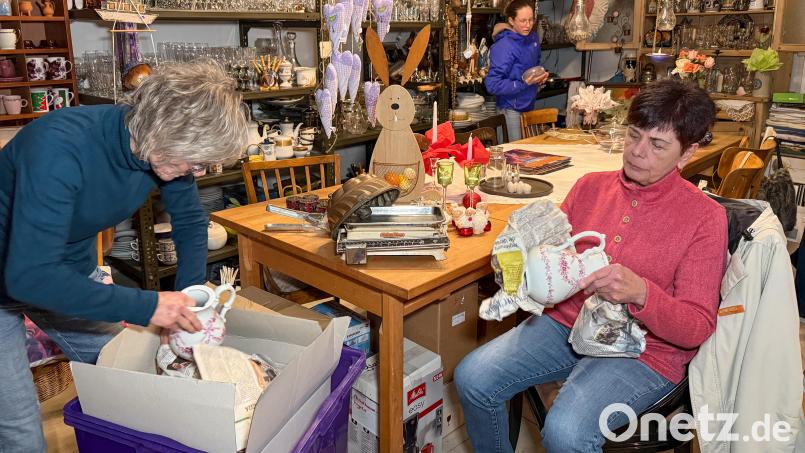In der Ist-noch-gut-Station in Rosenberg packen Christl Lösch und Heidi Legl (von links) neu eingetroffene Sachen aus. Bild: Petra Hartl