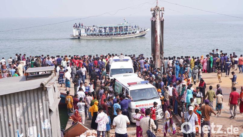 Rettungskräfte und zahlreiche Menschen versammeln sich an einer Unfallstelle, nachdem ein Bus in den Fluss Padma stürzte. Bild: Rubel Karmaker/ZUMA Press Wire/dpa