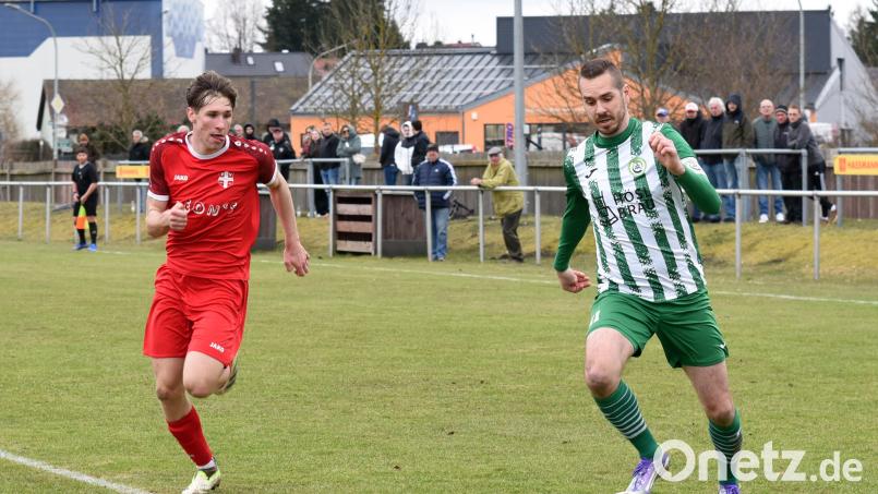 Den SV Mitterteich empfängt am Samstag den 1. FC Trogen. Das Bild zeigt eine Szene mit Marco Kießling (rechts) im letzten Heimspiel gegen den FSV Bayreuth (2:2). Archivbild: Gebert