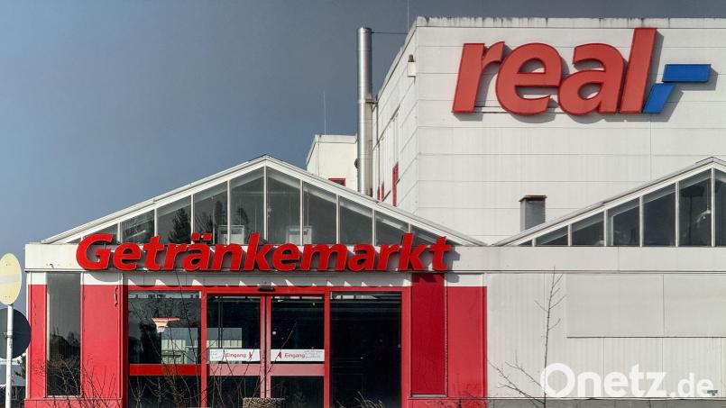 Das Gebäude des ehemaligen Real-Markts in Amberg wird abgerissen. Bild: Petra Hartl