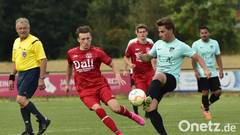 Der Nabburger Nico Sporer (rotes Trikot, in einem Spiel gegen den SV Diendorf) hat bereits 18 Saisontore auf seinem Konto. Im wichtigen Spiel gegen Verfolger SV Haselbach möchte der Goalgetter zu gerne weitere Treffer nachlegen. Bild: Hans Mark