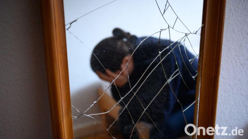 Frauen, die in gewaltvollen Beziehungen leben, tun sich oft schwer, den Partner zu verlassen – vor allem aufgrund von emotionaler Abhängigkeit. Symbolbild: Jonas Walzberg/dpa
