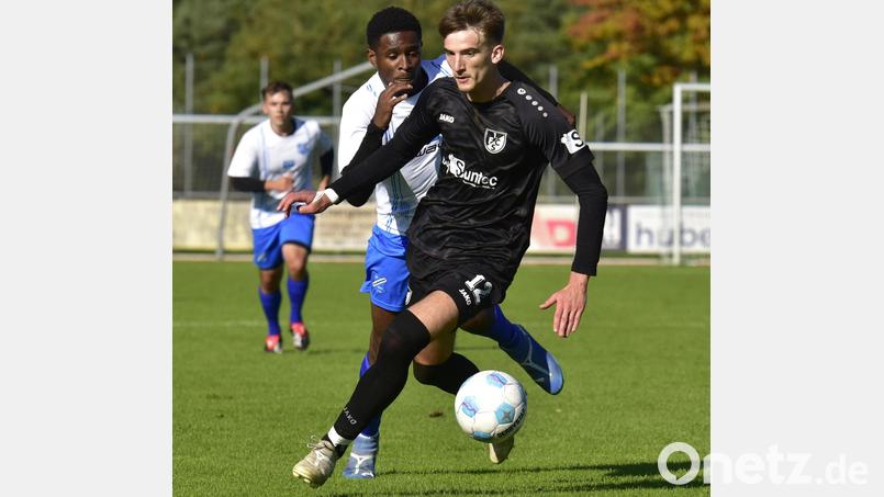 Leonid Scheffer (vorne) fehlt dem 1. FC Schwarzenfeld aufgrund einer Knieverletzung vorerst im Abstiegskampf. Archivbild: Hans Mark