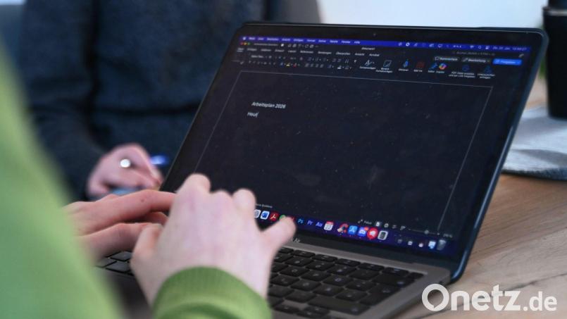 Mit einer Jobmesse sollen Arbeitgeber und Arbeitnehmer zusammenfinden. Bild: Celine Frohnapfel/dpa