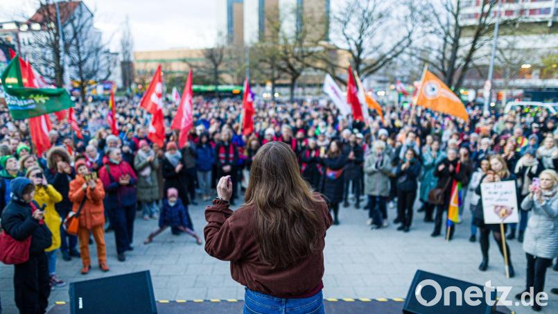Ex-Grünen-Vorsitzende Ricarda Lang spricht in Hannover zu den Teilnehmerinnen und Teilnehmern der Kundgebung. Bild: Moritz Frankenberg/dpa