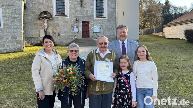 Josef Geier feierte seinen 85. Geburtstag im Kreis seiner Familie. Auch Bürgermeister Stefan Braun (hinten rechts) gratulierte. Bild: Markt Kastl