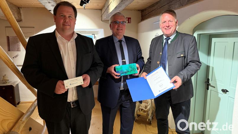 Rudolf Neumaier, Geschäftsführer des Landesvereins (rechts), überreichte Bürgermeister und Bezirksrat Richard Tischler (Mitte) den Erich-Schosser-Ziegel. Zur Auszeichnung gratulierte auch Bezirksheimatpfleger Tobias Appl. Bild: Anna Heidenreich