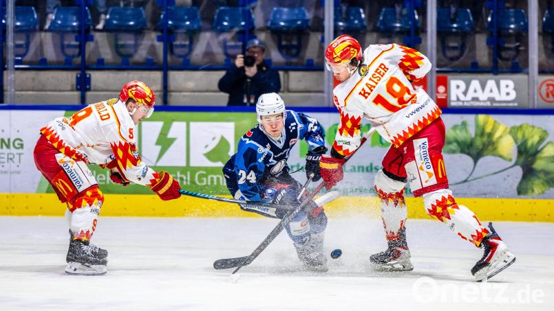 Die Blue Devils Weiden haben die Hürde Kaufbeuren zum ersten Mal übersprungen. In dieser Szene setzt sich Paul Vinzens (Mitte) gegen Max Oswald (links) und Rio Kaiser durch. Bild: Tobias Neubert