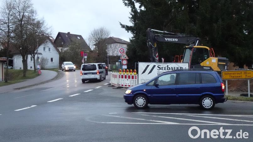 Die ersten Baumaschinen und Absperrungen sind unterhalb des Bahnhalts in Neustadt/WN da. Ab Montag wird die Georgstraße komplett gesperrt. Bild: ui