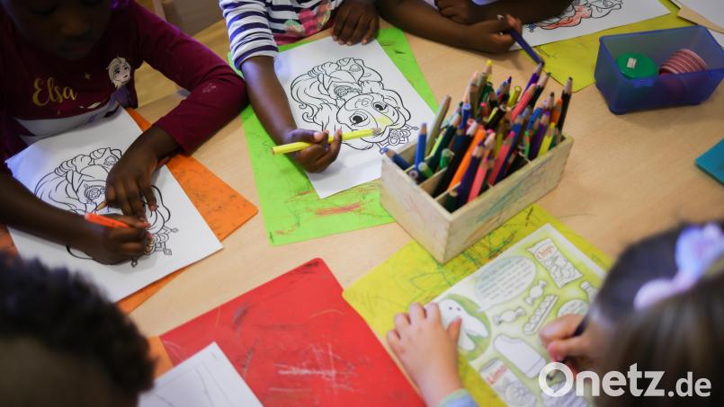 Mit der geplanten Kita am Postkeller in Weiden soll der zukünftige Bedarf an Betreuungsplätzen gedeckt werden. Die Bauarbeiten sollen allerdings erst im Herbst 2027 enden. Symbolbild: Christian Charisius/dpa