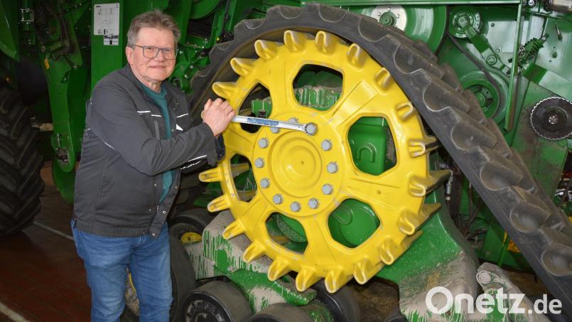 Reinhard Burger langte in seinen 47 Berufsjahren kräftig mit hin, hier in der Werkstatt von Landtechnik Malzer. Jetzt will es der 63-jährige etwas ruhiger angehen lassen. Bild: jr