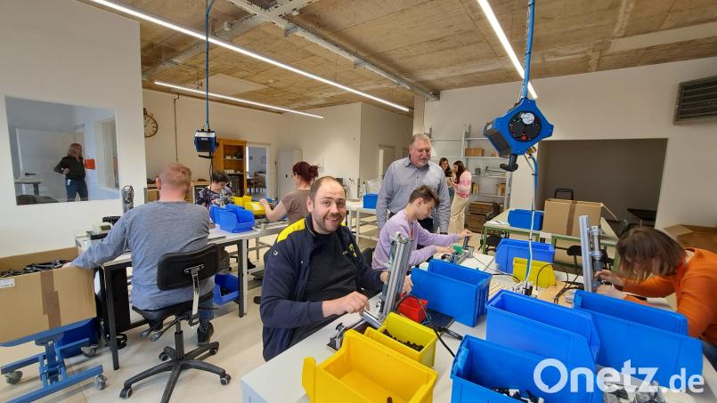 Matthias Fiedler (stehend) ist Werkstattleiter der Außenstelle der Michelfelder Werkstätten in Eschenbach. Aktuell arbeiten hier sechs Menschen mit einer Behinderung. Bild: Jessica Fechner